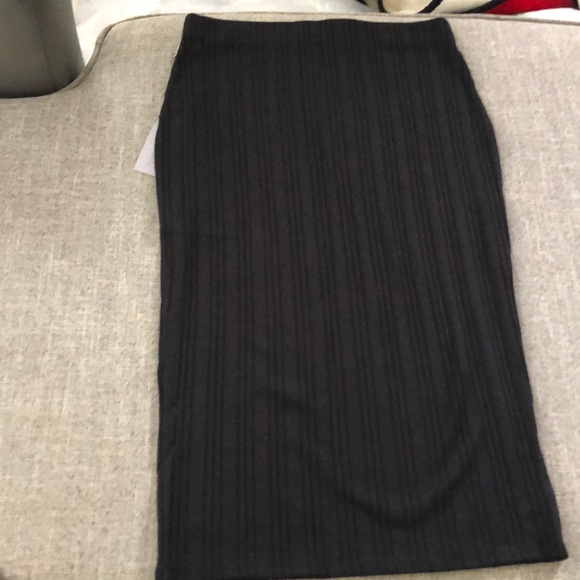 Jennifer Lopez slim black skirt - Picture 4 of 5